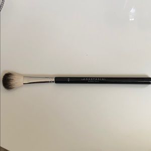 Anastasia Beverly Hills A23 Highlighter brush